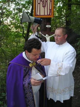 Pre lepšie ozvučenie sa tradične používa megafón. Pre lepšie ozvučenie sa tradične používa megafón.