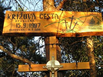 Krížova cesta bola znovuobnovená v roku 2006. Krížova cesta bola znovuobnovená v roku 2006.