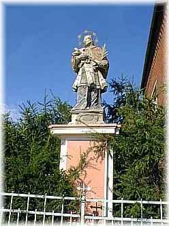 Socha Sv. Jana Nepomuckého, z 1.pol. 18.storočia Socha Sv. Jana Nepomuckého, z 1.pol. 18.storočia